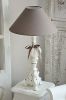 Lampe de table pied blanc patiné abat-jour gris taupe Mathilde M