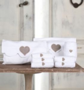 Pochette festonnée "Coeur" + 3 serviettes