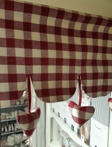 Valance feston 9 coeurs vichy framboise 150x25cm Aux Cotonnades de Mathilde 